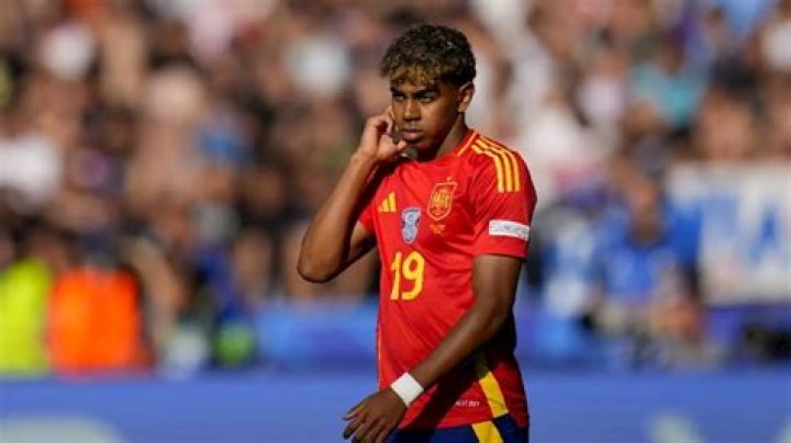 Lamine Yamal se convierte en el debutante más joven del Barcelona La