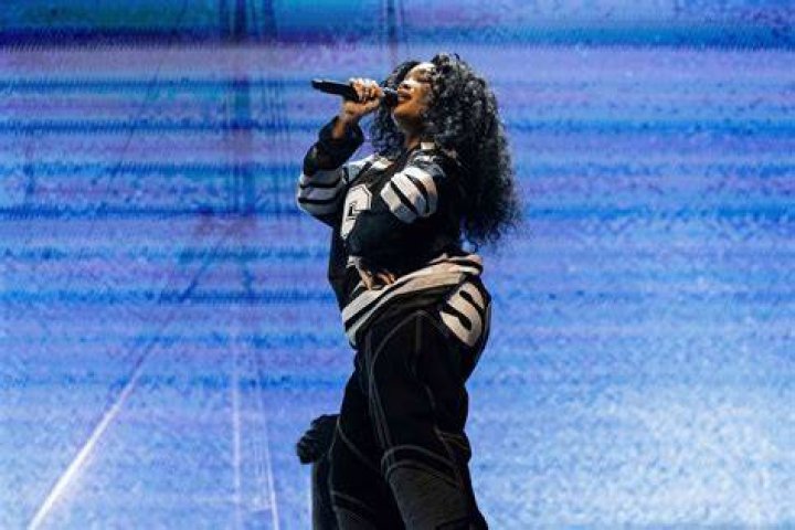 SZA's Dad Cries While Listening to 'Broken Clocks' &bull; EBONY